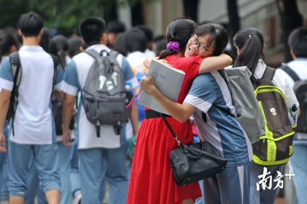 警惕非法色情內(nèi)容，大瀝步行街站街女背后的風(fēng)險(xiǎn)與道德警示