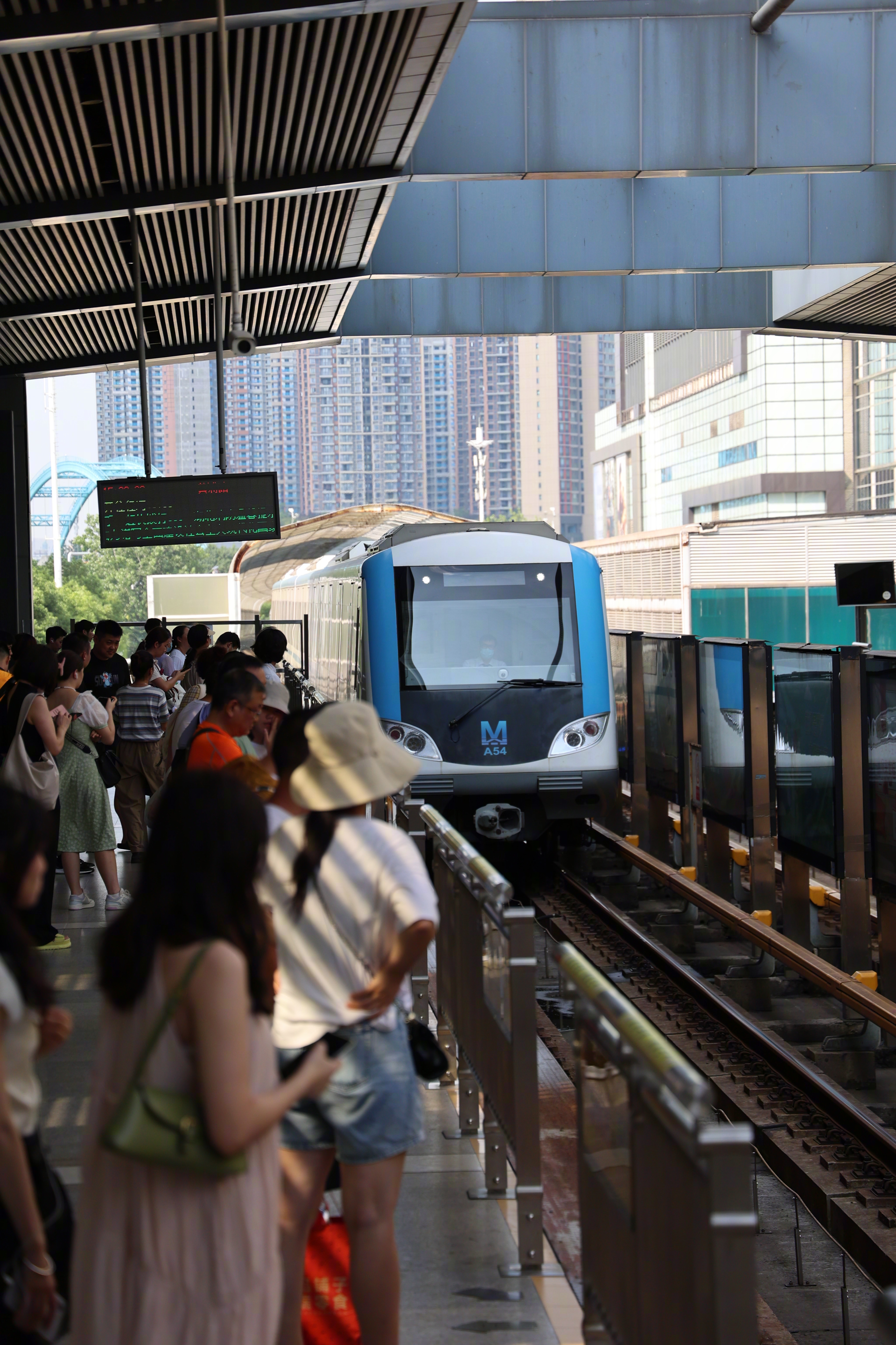 武漢地鐵待遇最新動態(tài)，科技提升城市出行體驗，員工待遇揭秘